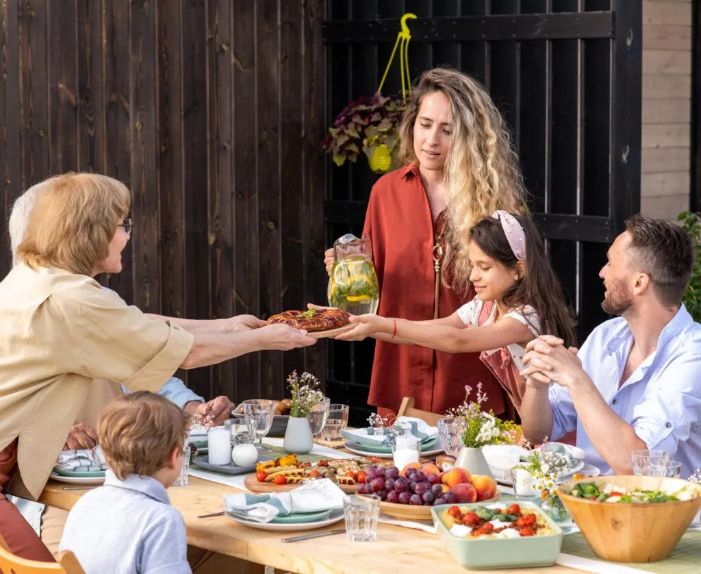 rodzina na przyjęciu komunijnym w restauracji