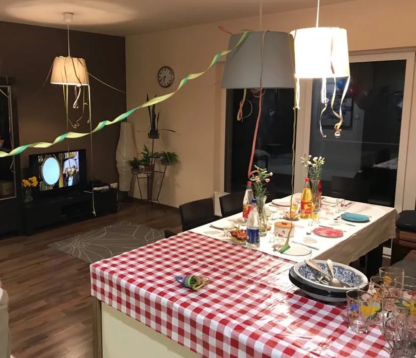 Stół na imprezę PRL, musztardówki, cerata