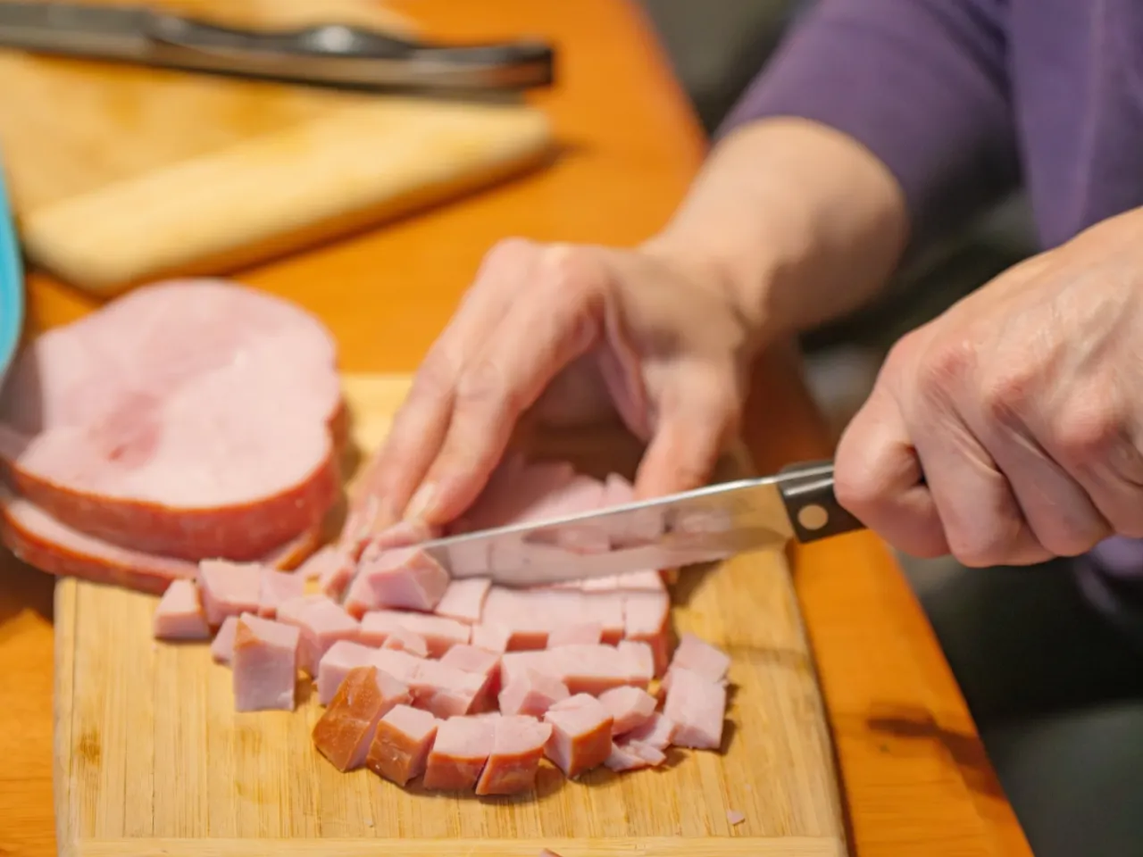 krojenie szynki w kostkę do sałatki