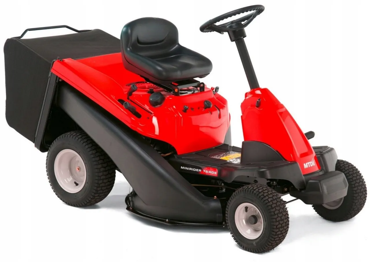 Traktorek kosiarka na płaskim terenie