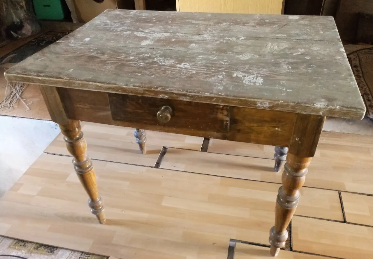 Odnowiony blat drewniany przed i po