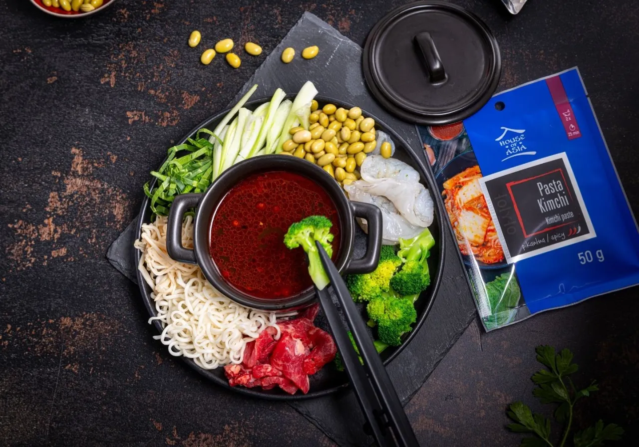 Składniki do hot pot z pastą kimchi: makaron, krewetki, wołowina, brokuły, fasolka edamame, og&oacute;rek, zielone warzywa.