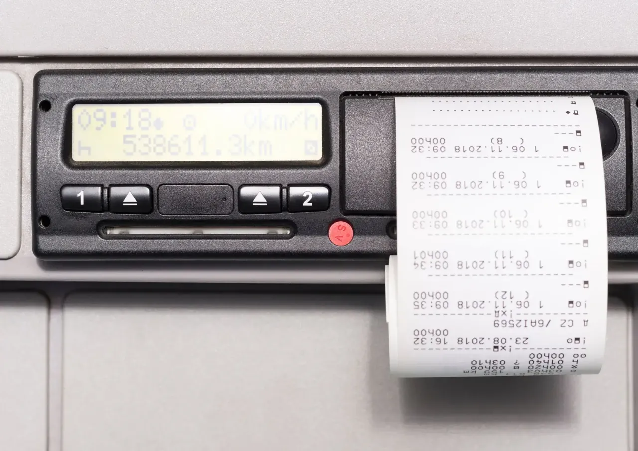 Kierowca ciężarówki składający wniosek w biurze