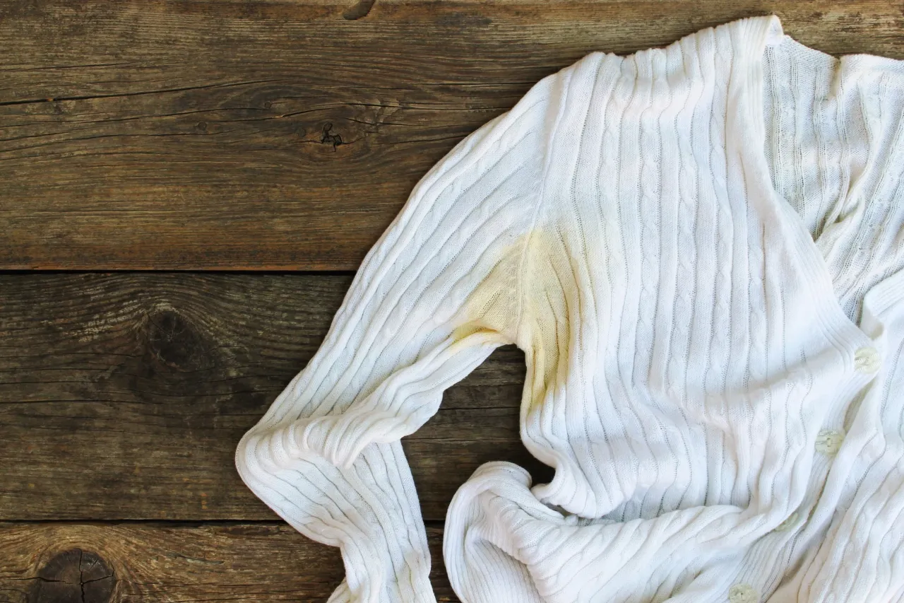 jak zapobiegać żółtym plamom na ubraniach