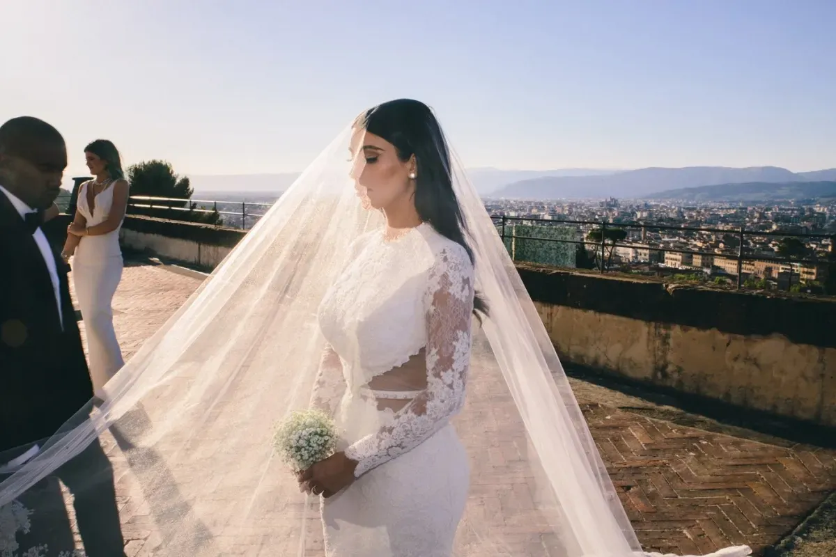 Kim Kardashian suknie ślubne ewolucja stylu