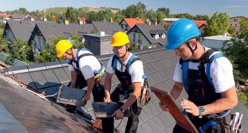 dekarz na dachu praca bezpieczeństwo