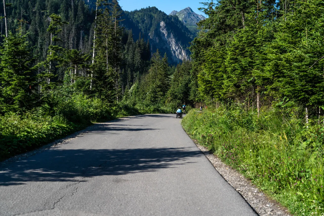 Szlak do Morskiego Oka asfaltowa droga widok