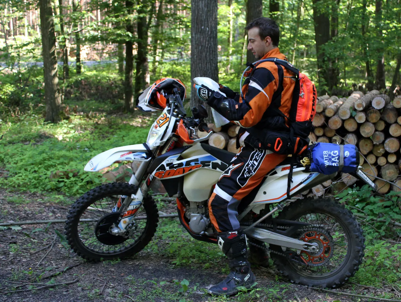 motocyklista sprawdza mapę aplikację