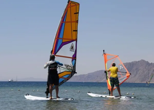 Nowoczesny sprzęt windsurfingowy dla początkujących