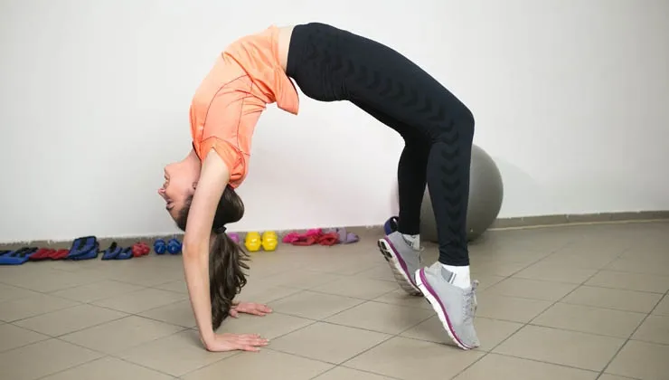 Frau macht Brücke Übung Rücken