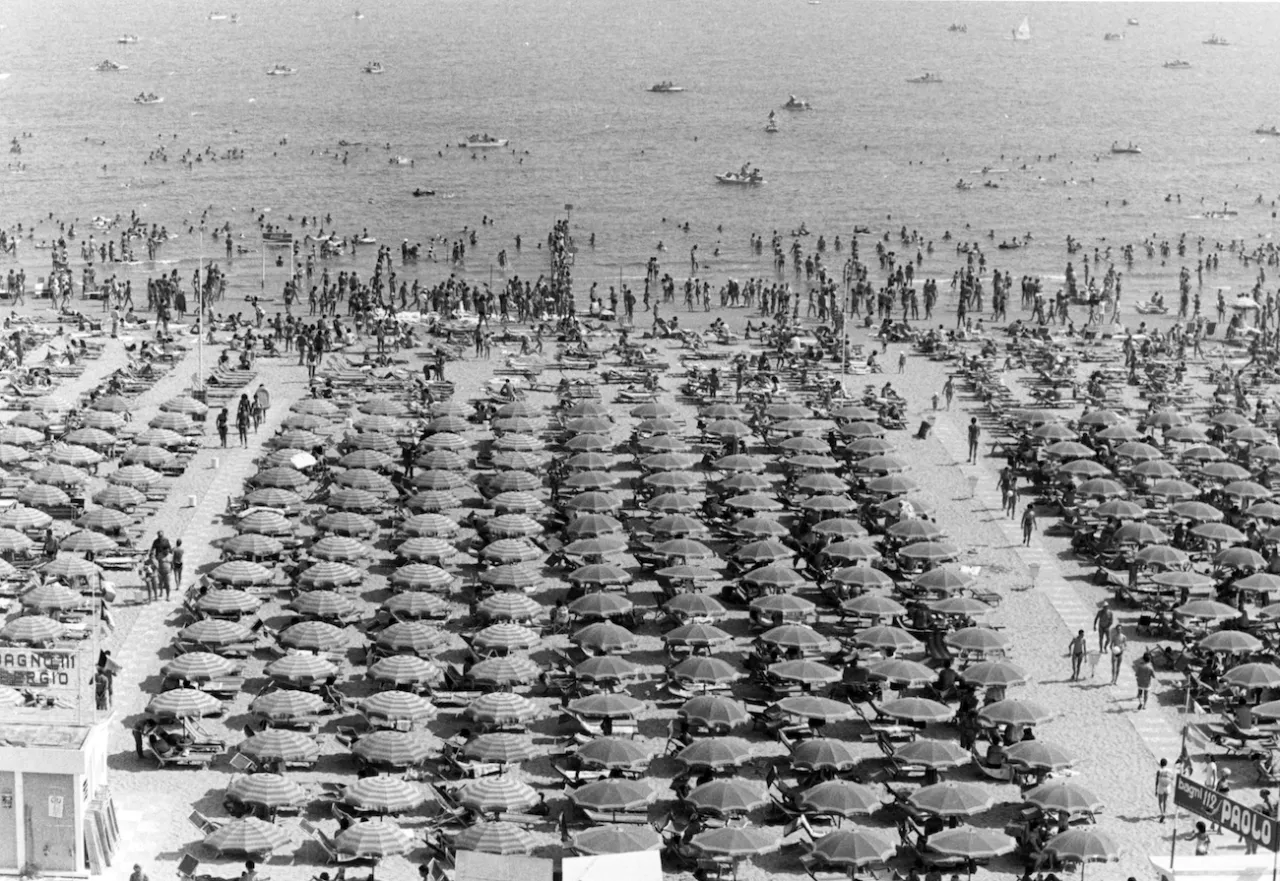 turista felice senza bagagli rimini spiaggia