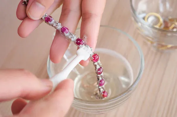 Uszkodzona biżuteria z kamieniami szlachetnymi po czyszczeniu