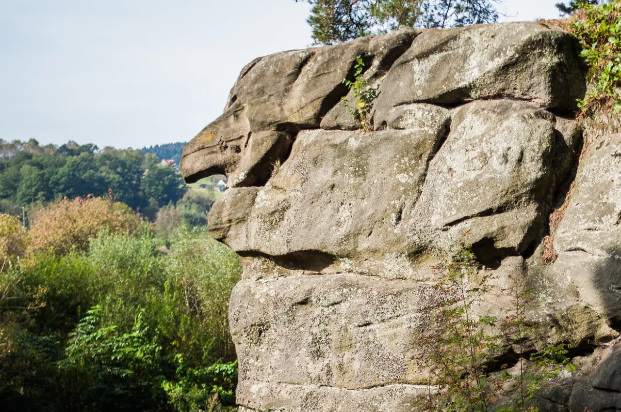 Skamieniałe Miasto, rezerwat przyrody. Zdjęcia skalnych formacji przypominających zwierzęta i ludzi.