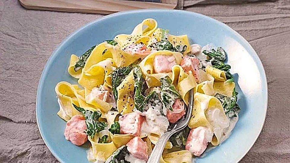 Nudeln mit Lachs Spinat und Kirschtomaten in einer Pfanne