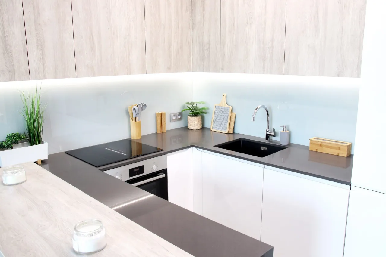 kuchnia z blatem konglomerat kwarcowy warszawa