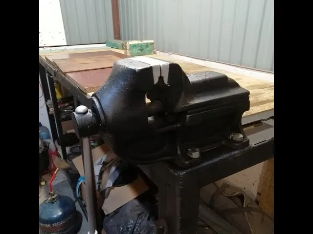 montaż imadła na stole warsztatowym