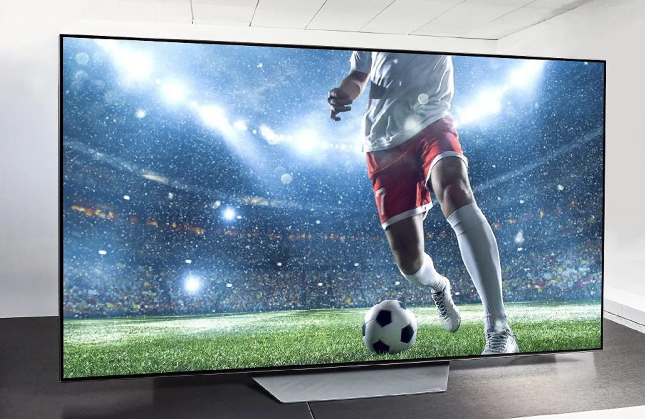 Piłkarz na boisku, tłumy na trybunach, światła stadionu. Idealny obraz, by sprawdzić, jaki dziś mecz piłki nożnej.