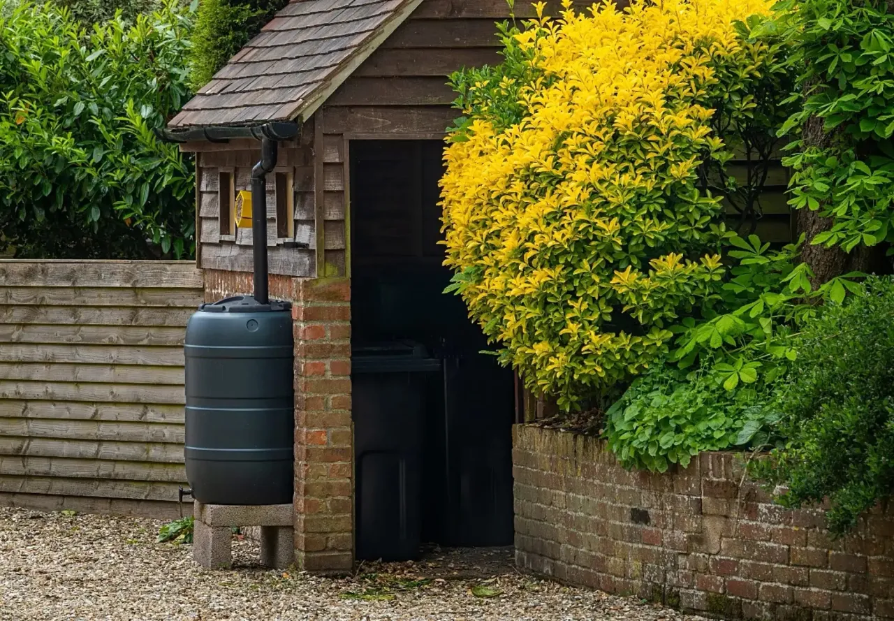 estetyczny zbiornik na deszczówkę w ogrodzie