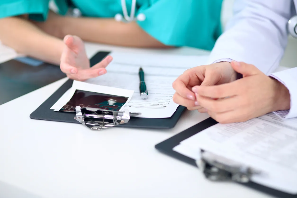 fizjoterapeuta wypełniający dokumenty lub przeglądający przepisy prawne