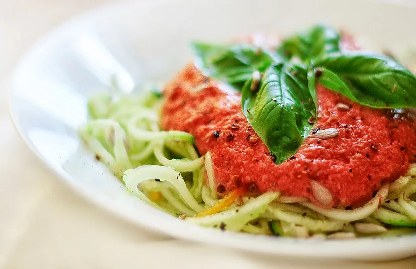 Spaghetti z cukinii z sosem pomidorowym i bazylią