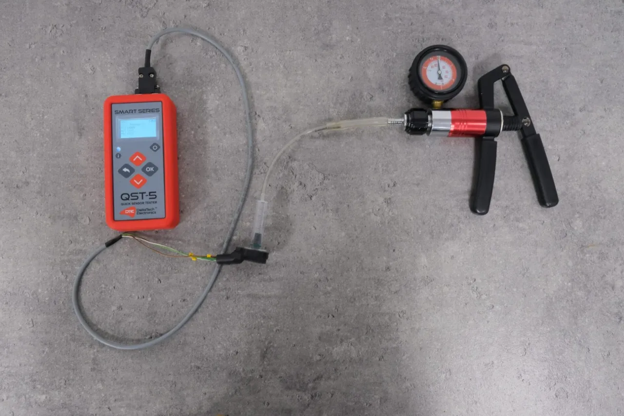 Tester QST-5 i próżniomierz z pompką ręczną pokazują, jak działa map sensor, symulując zmiany ciśnienia.