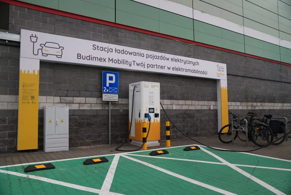 Nowoczesna stacja ładowania samochodów elektrycznych w mieście