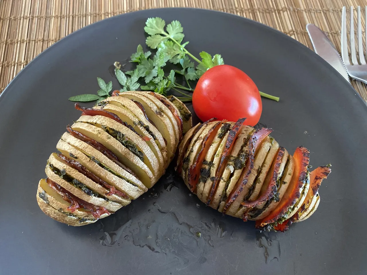 grillowane ziemniaki w folii, plastrach i hasselback
