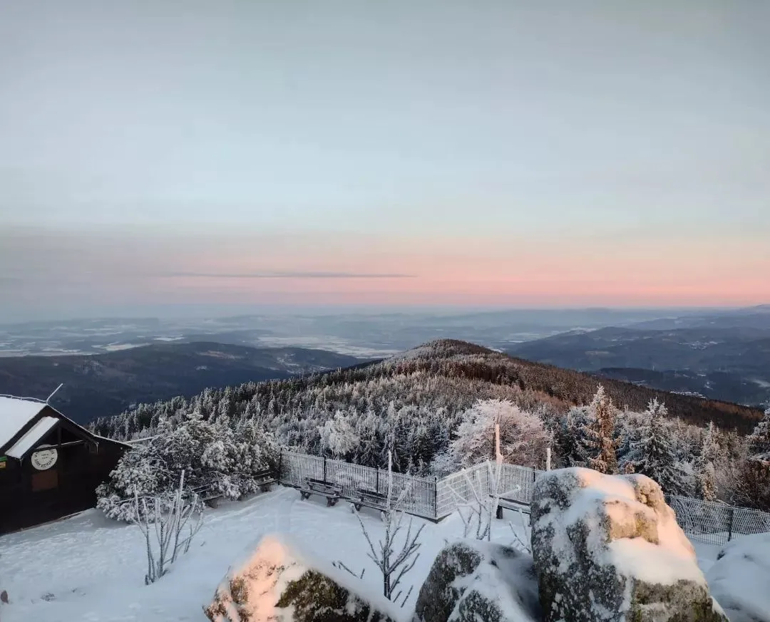Schronisko Wysoki Kamień widok zimą
