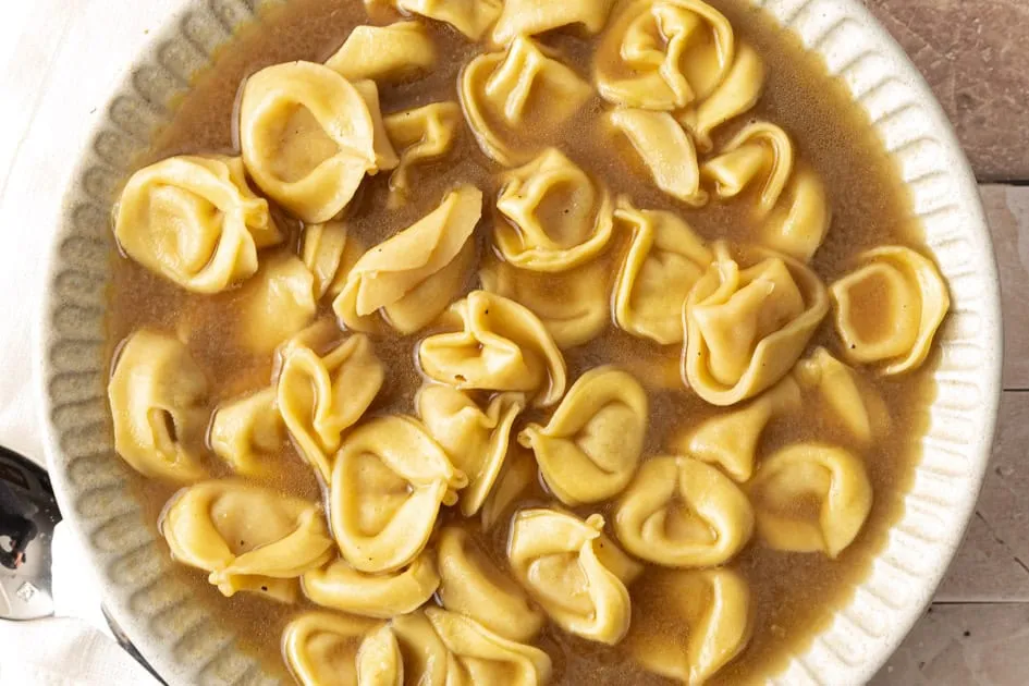 tortellini in brodo i tortellini z sosem