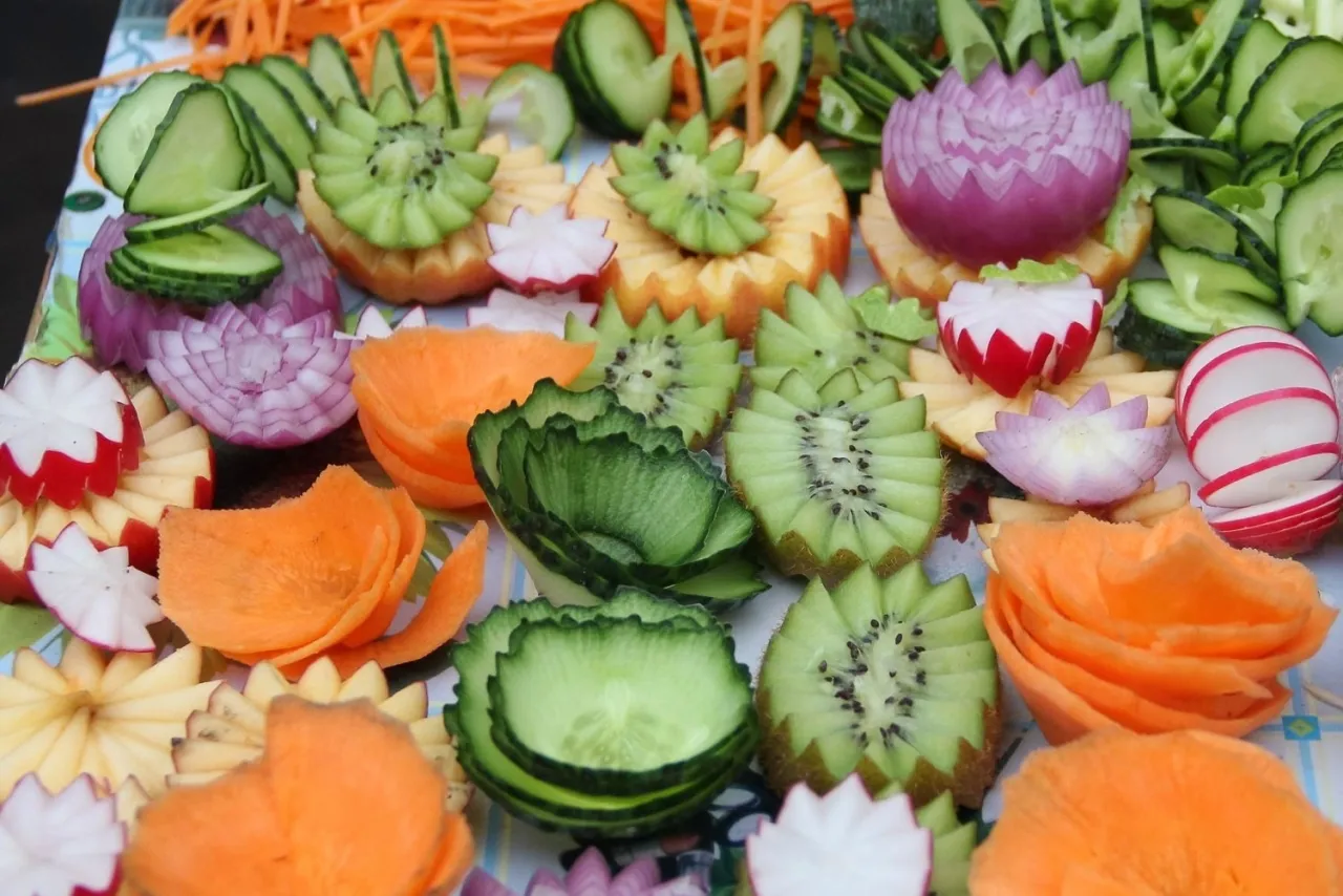 Apetyczna sałatka z dekoracjami