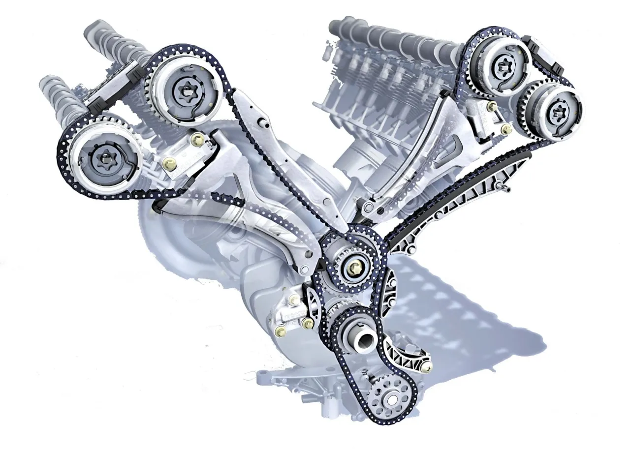 Silnik V-twin z widocznym rozrządem na łańcuchu, precyzyjnie synchronizującym pracę zawor&oacute;w i wałk&oacute;w rozrządu.