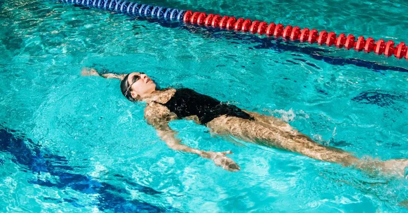 osoba pływająca stylem grzbietowym prawidłowa technika