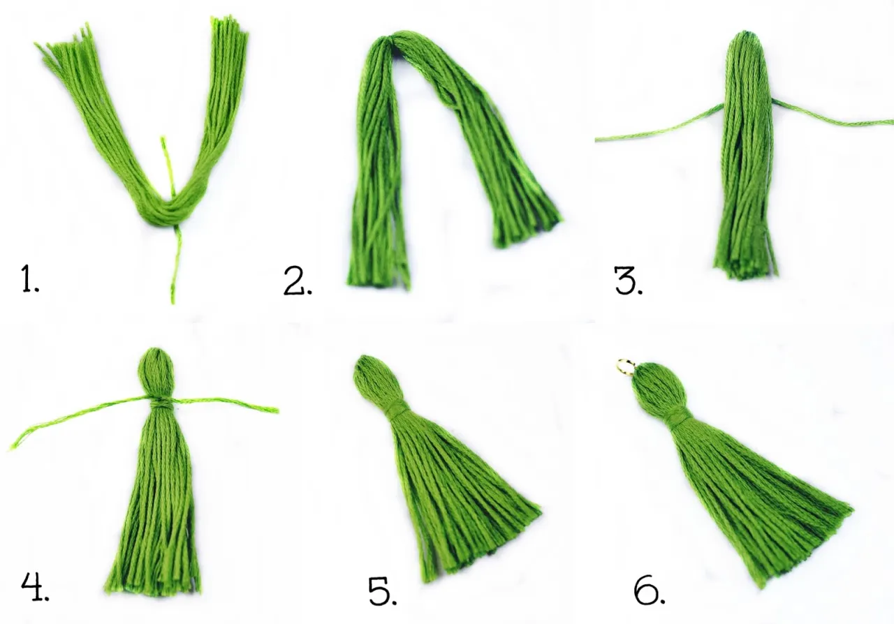 Instrukcja krok po kroku, jak zrobić frędzle z zielonej wł&oacute;czki. Widać, jak formuje się pętelkę, owija, wiąże i dodaje k&oacute;łko.