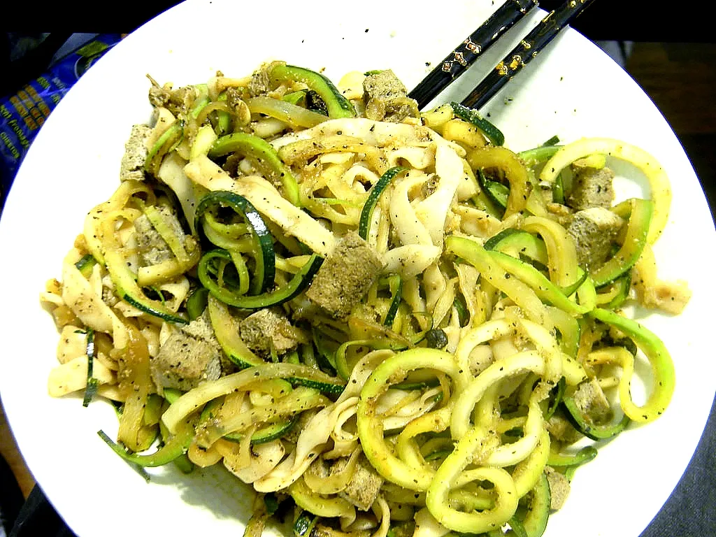 makaron konjac shirataki lub zoodles z cukinii