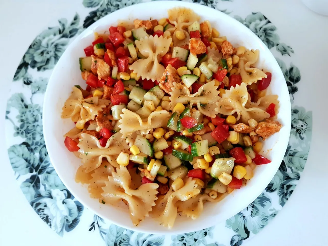 sałatka makaronowa z warzywami