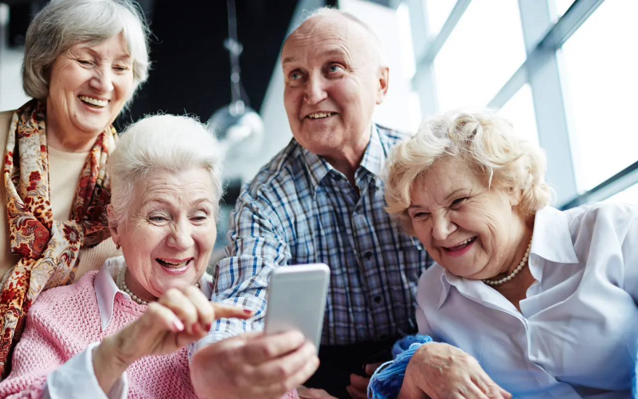 Senior korzystający z prostego telefonu