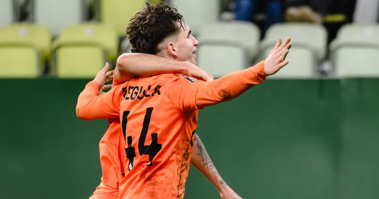 Piłkarz w pomarańczowej koszulce z numerem 44, 