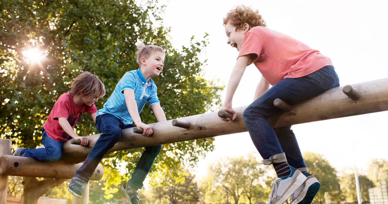 dziecko bawiące się z r&oacute;wieśnikami w żłobku