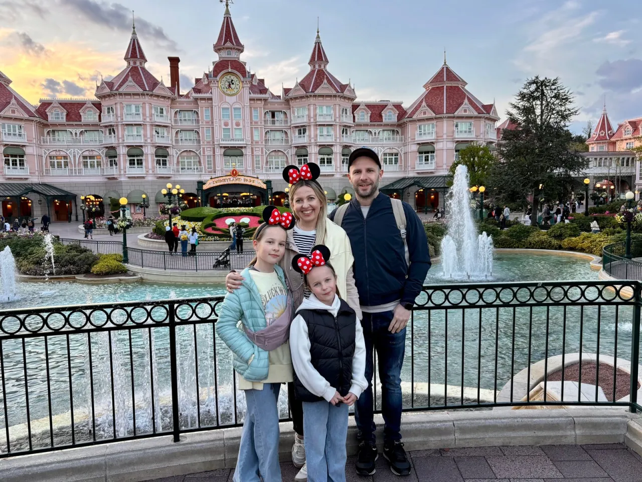 Rodzina z małym dzieckiem w Disneylandzie