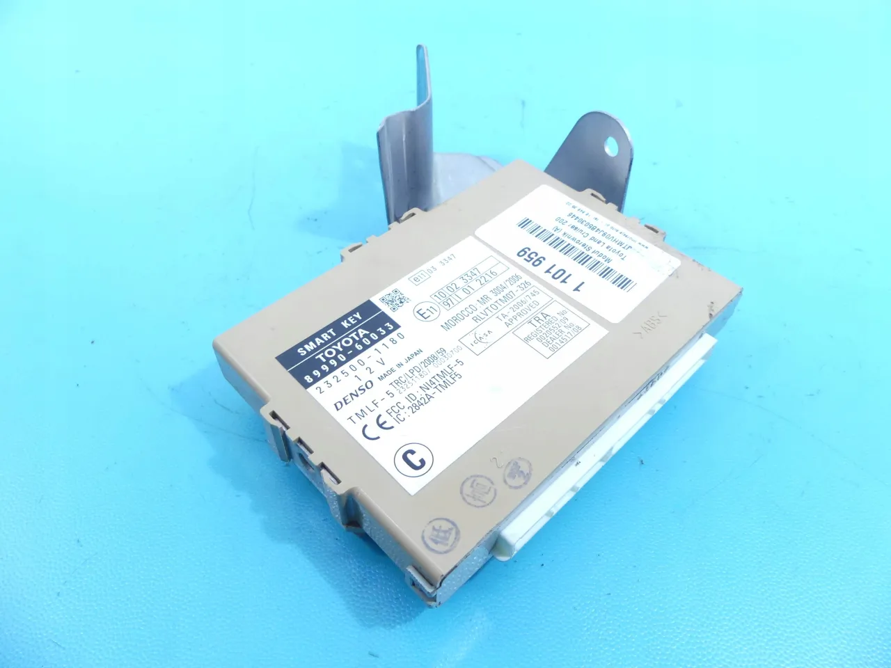 Moduł Smart Key Toyota Land Cruiser 200. Działa dzięki technologii bluetooth low energy, umożliwiając bezkluczykowe otwieranie i uruchamianie pojazdu.