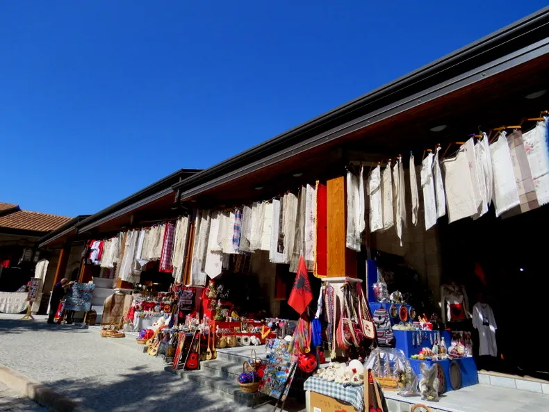 Targowanie się na albańskim bazarze