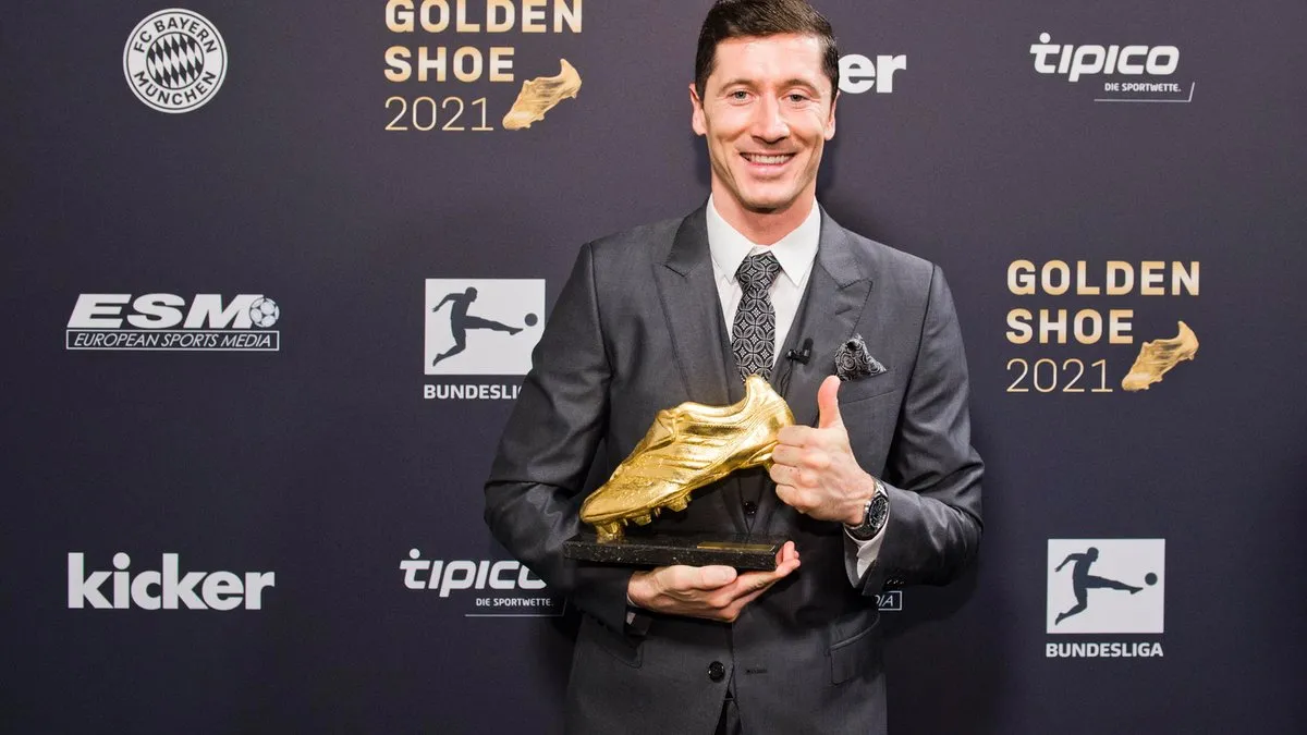 Robert Lewandowski z nagrodami FIFA The Best i Złotym Butem
