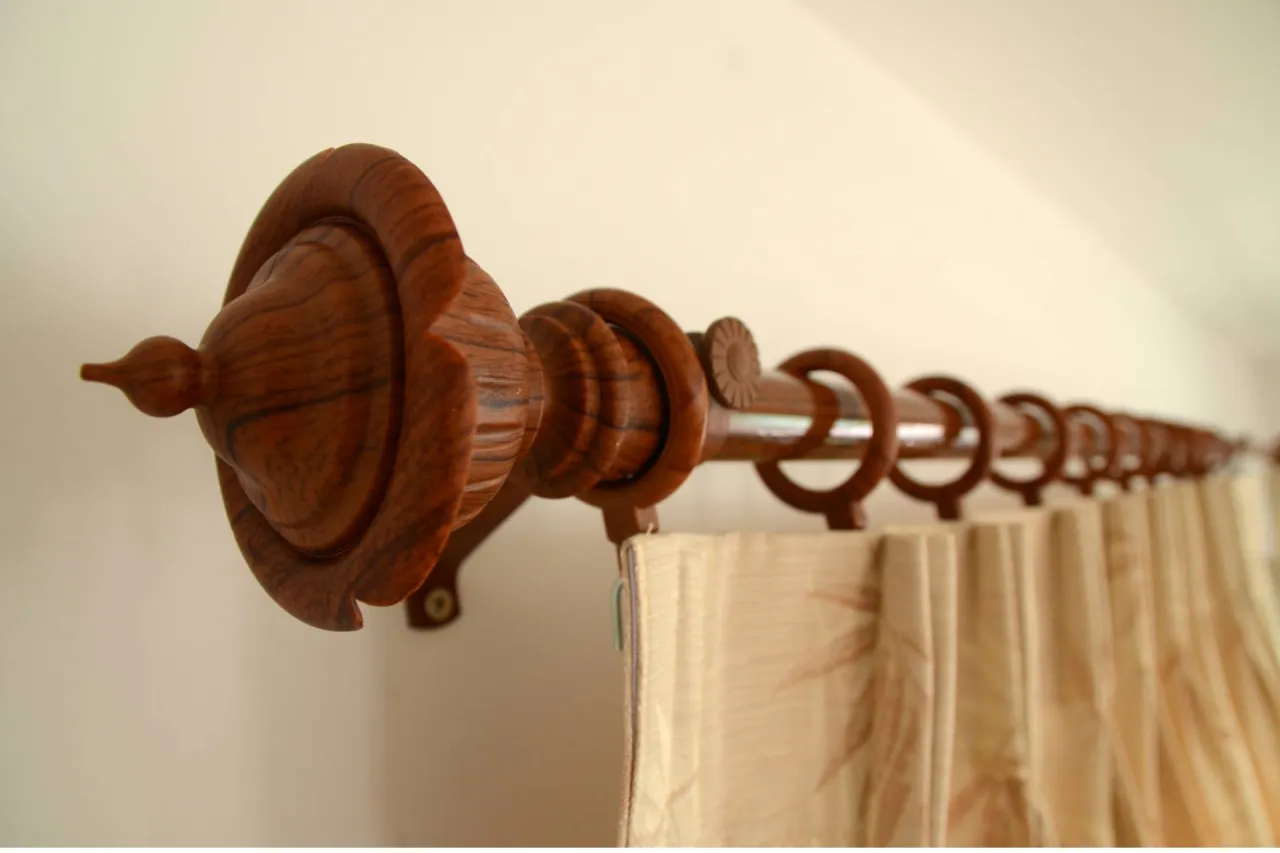 R&oacute;żne typy karniszy do salonu