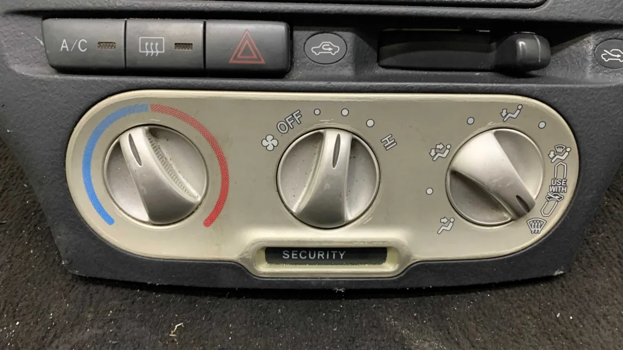 Panel klimatyzacji Toyota Yaris: pokrętła do regulacji temperatury, nawiewu i trybu pracy. Włącz klimatyzację, obracając pokrętłem nawiewu.
