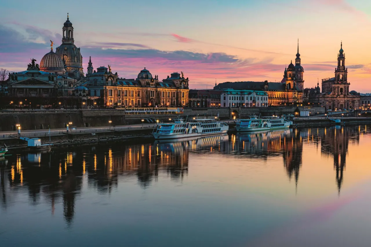 Panorama historycznego miasta europejskiego o zachodzie słońca