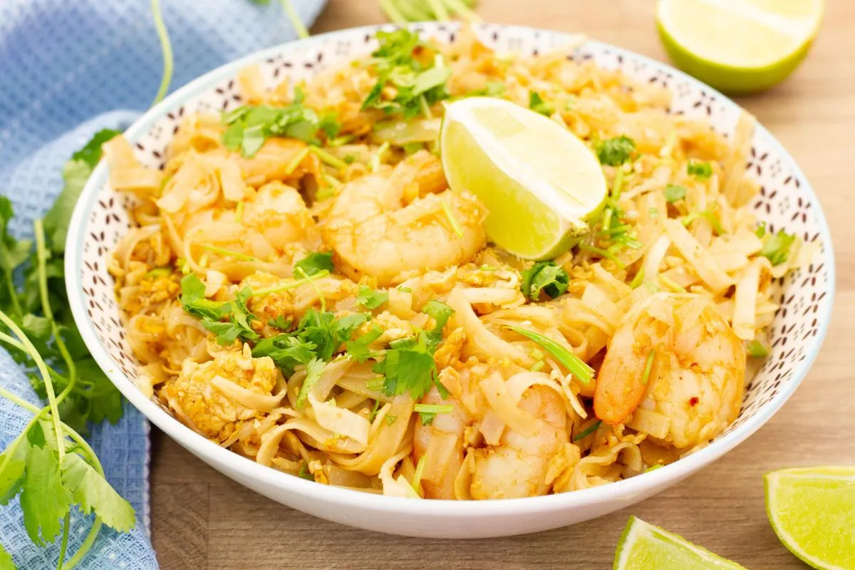 Różne rodzaje makaronu ryżowego do Pad Thai