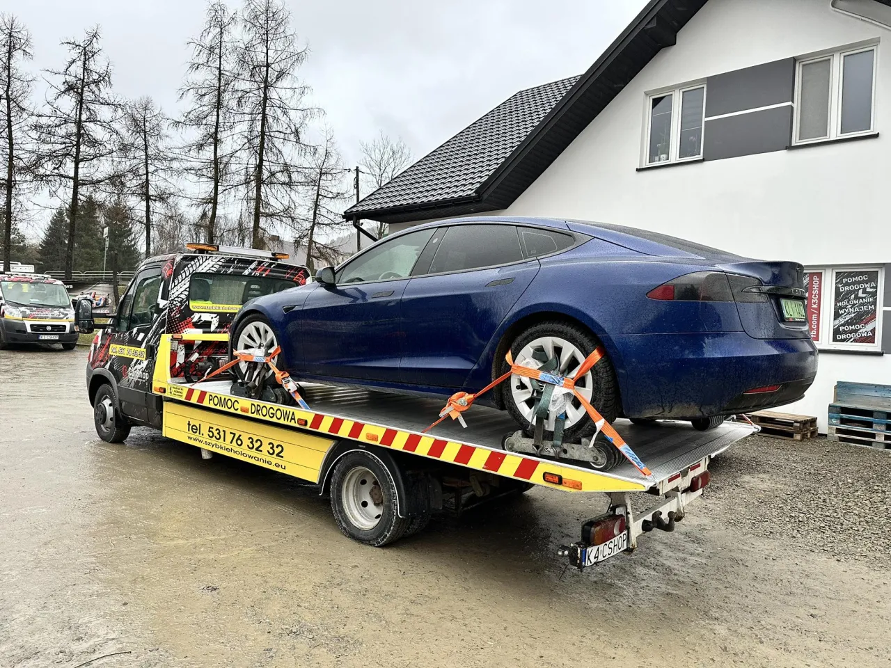 Laweta holowanie samochodu elektrycznego hybrydowego