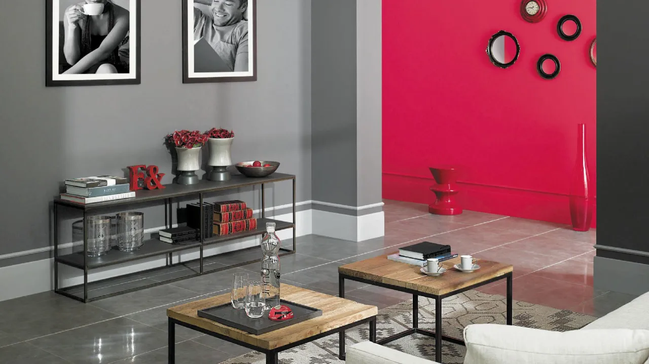 czerwone meble w salonie z jasnymi ścianami