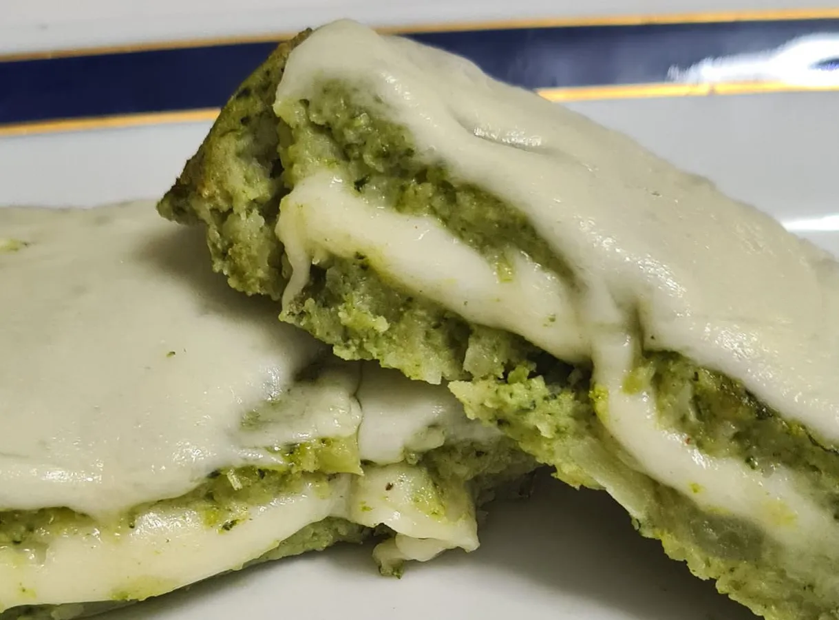 Hamburger di broccoli con cuore filante