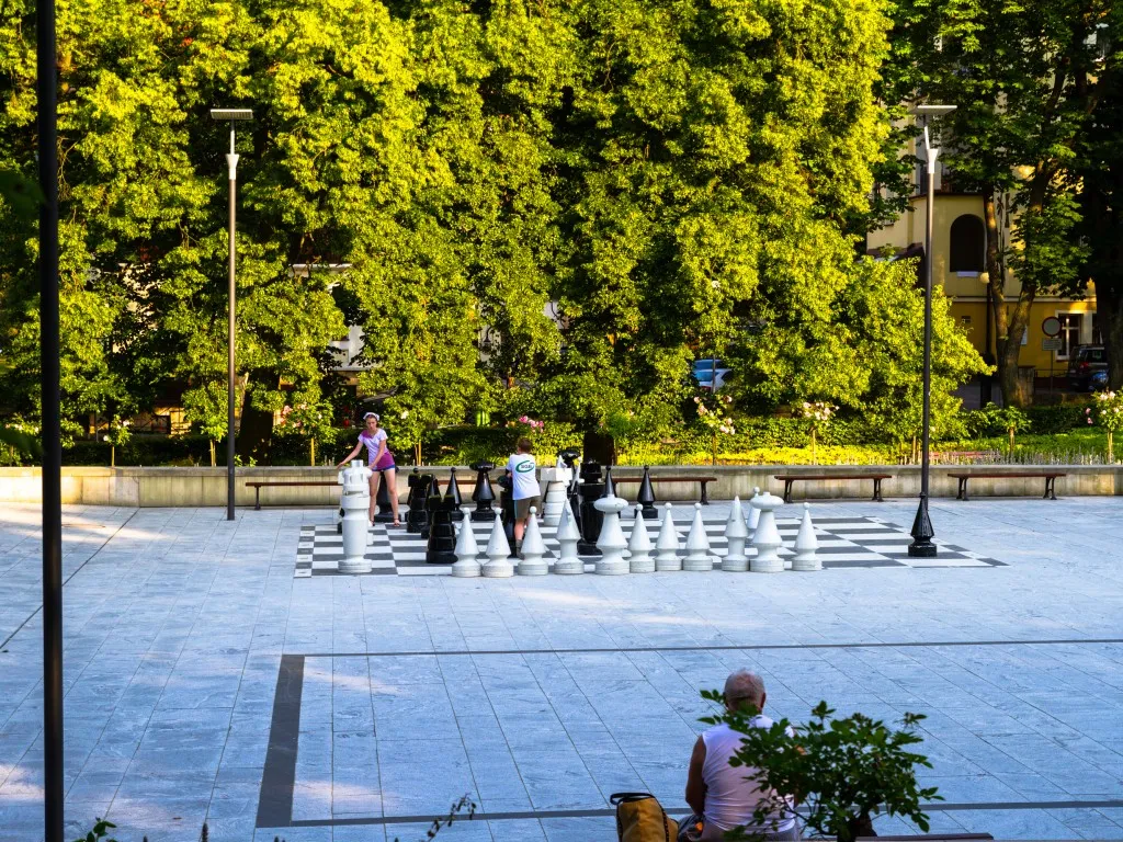 Polanica Zdrój Park Szachowy dzieci zabawa